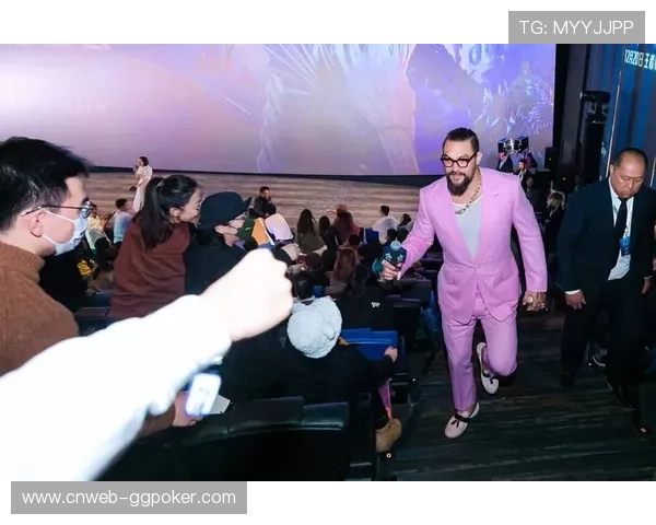 时尚单品曼联球衣，海王杰森莫玛和乐队表演